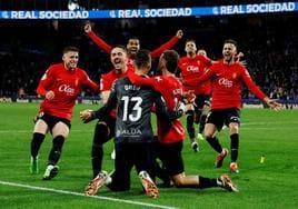 Los jugadores del Mallorca celebran el pase a la final de Copa en Anoeta.
