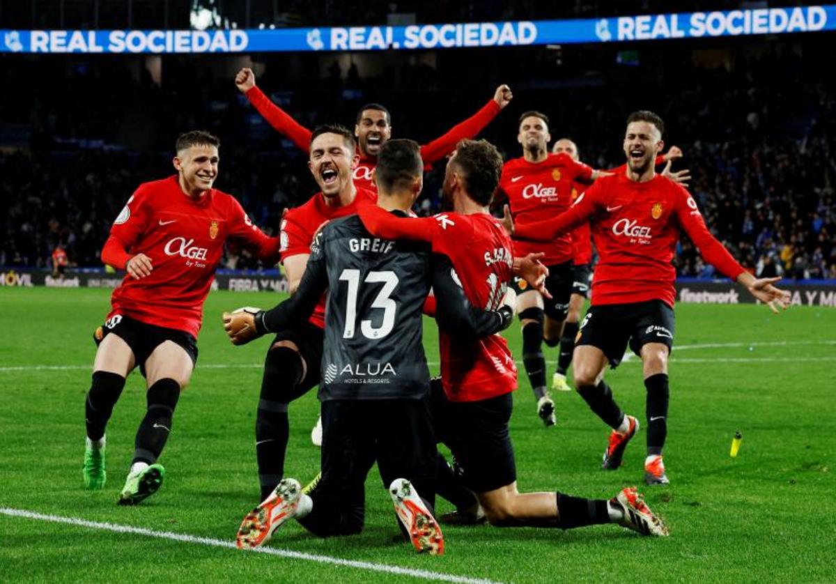 Los jugadores del Mallorca celebran el pase a la final de Copa en Anoeta.