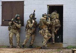 Soldados ucranianos participan en un ejercicio de entrenamiento en el este de Inglaterra.