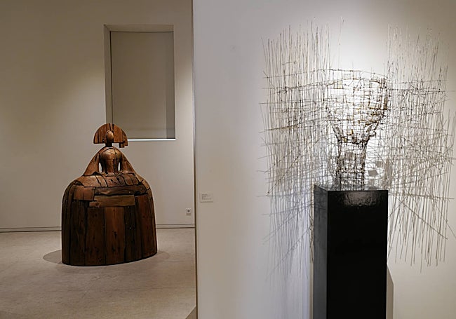 Manina de madra y cabeza de acero y alambre.