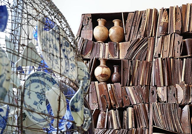 Menina de porcelana y escultura de madera.