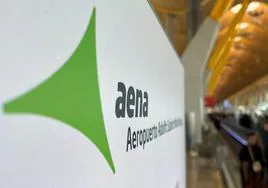 El logotipo del operador de aeropuertos españoles Aena se ve en el aeropuerto Adolfo Suárez Barajas de Madrid.