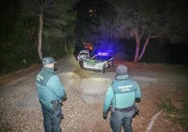 Dos guardias civiles en un control cercano a la escena del crimen en El Saler