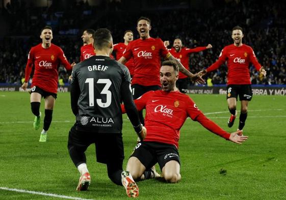 Los jugadores del Mallorca acuden a felicitar al portero Dominik Greif tras clasificarse a la final de Copa del Rey.
