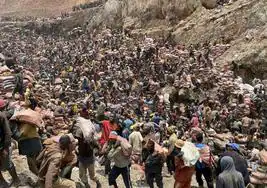 Cientos de personas extraen cobalto con sus manos en una mina de Congo.