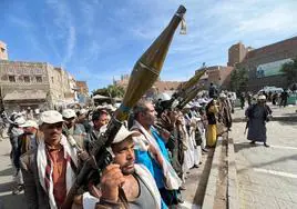 Rebeldes hutíes exhiben su armamento durante una manifestación propalestina celebrada en Saná.