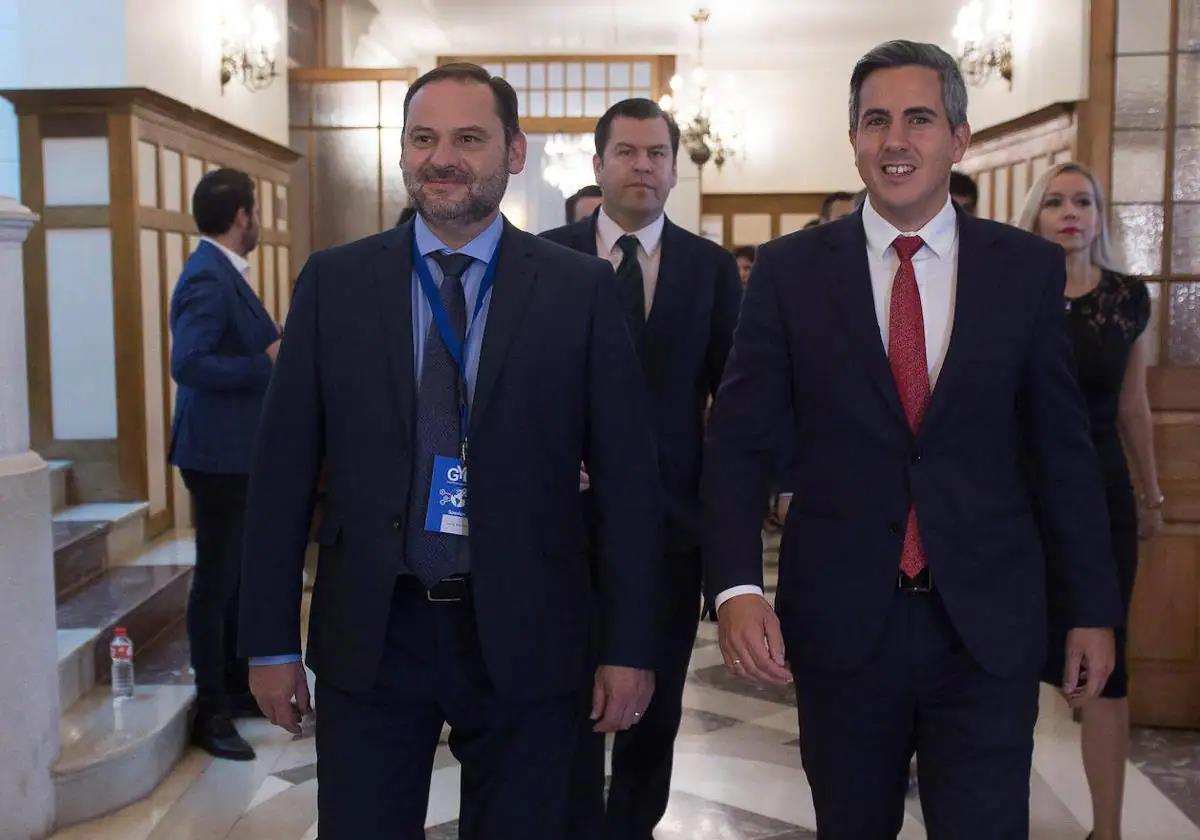 José Luis Ábalos, Jacobo Pombo y Pablo Zuloaga, en el Palacio de La Magdalena en 2018.