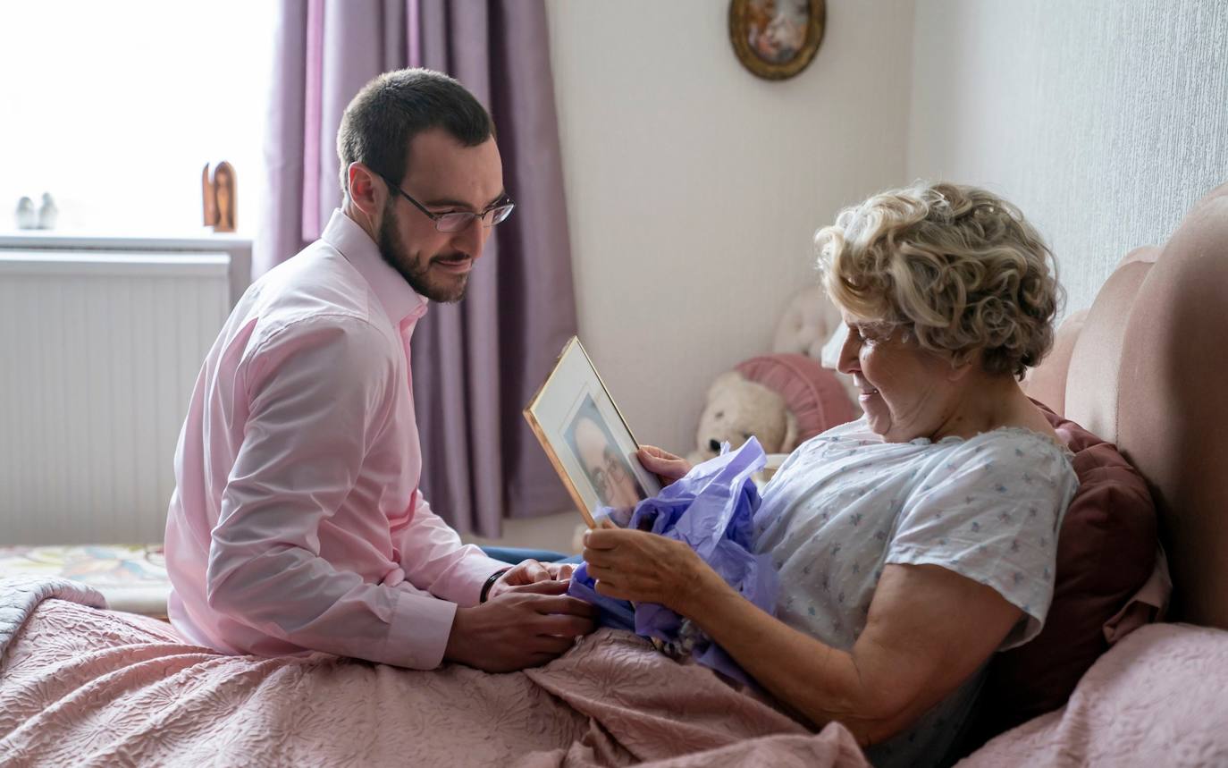 Éanna Hardwicke y Anne Reid en la cama en 'El quinto mandamiento'