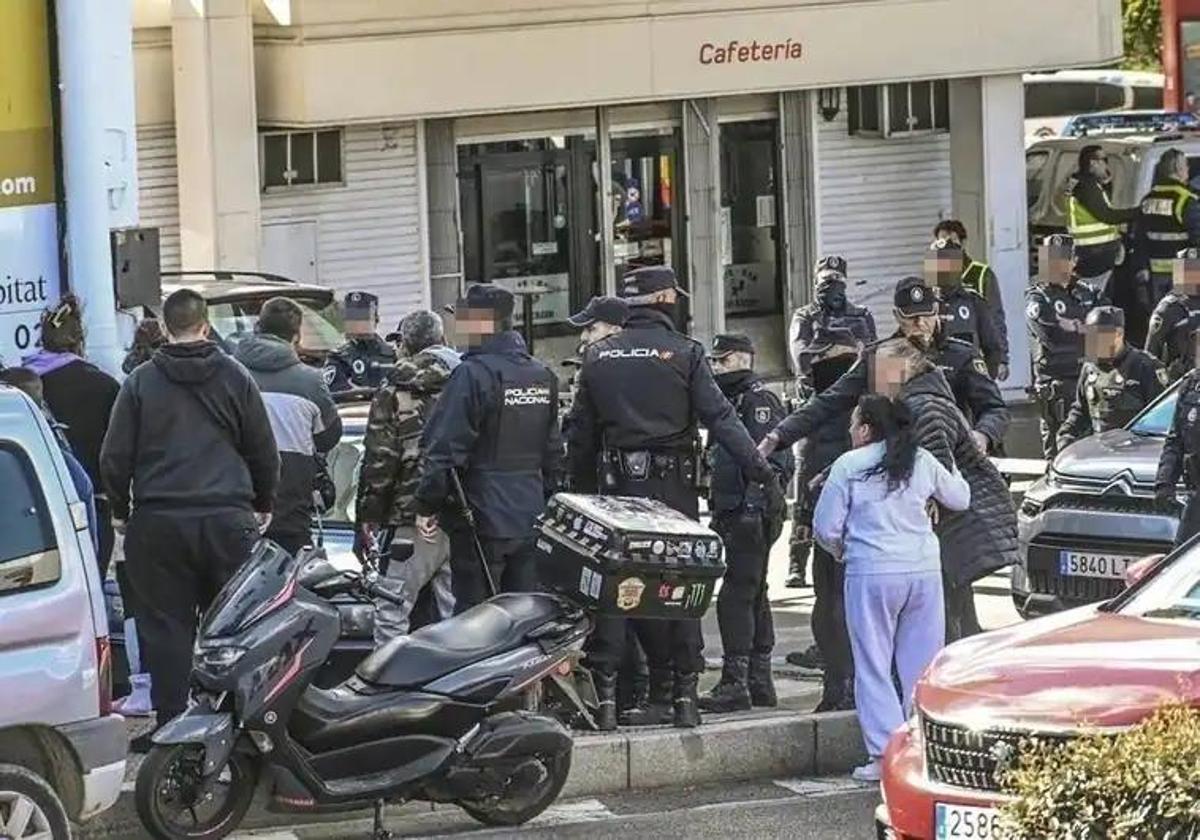 El despliegue policial en el bar Vaquerizo ayer.