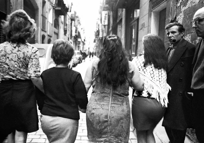 'Putas en el Barrio Chino'. Barcelona', 1969. De la serie 'Una profesión arriesgada'.