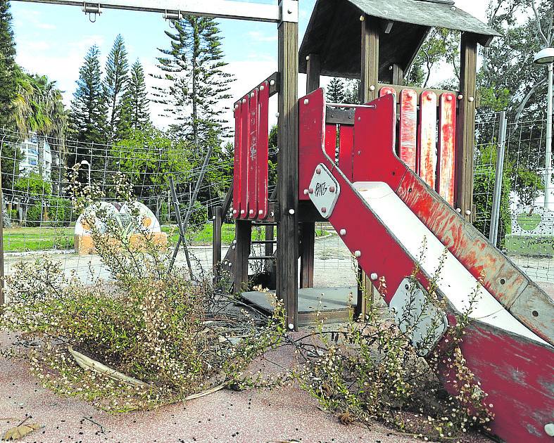 Algunos parques infantiles llevan un año cerrados.