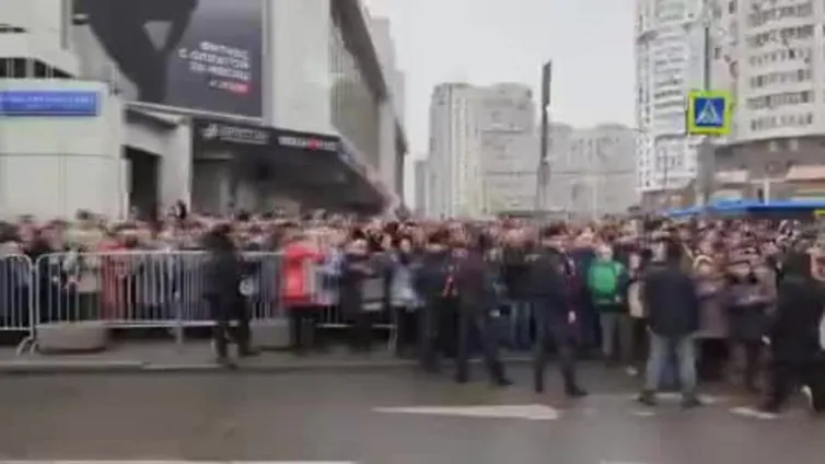 Cientos de personas se reúnen en Moscú para dar su último adiós al opositor Navalni