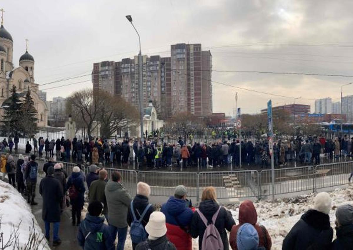 Imagen secundaria 1 - Las fuerzas de seguridad rusas han sometido a numerosos controles a los simpatizantes que se han acercado a dar su último adiós al disidente.