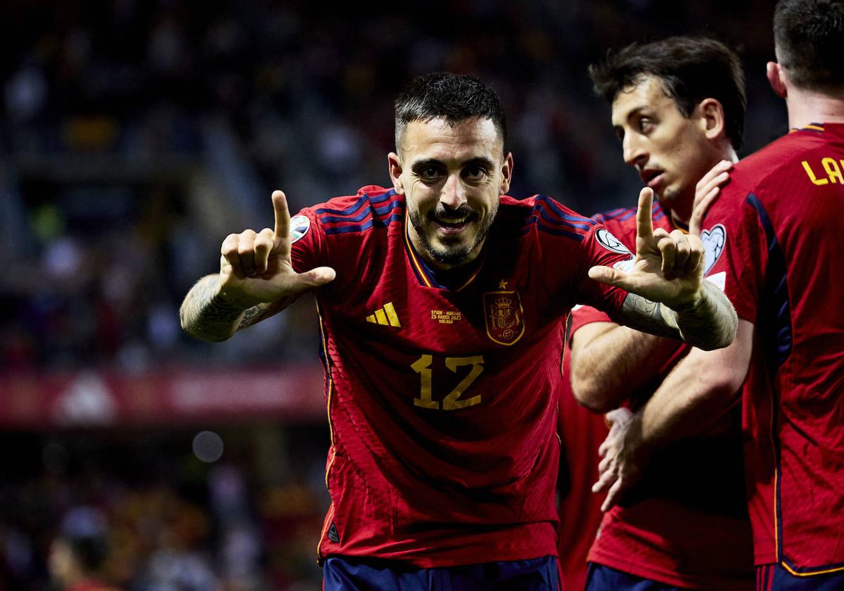 Joselu celebra un gol con la selección española.