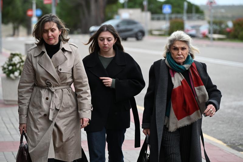 Beatriz de Orleans, a la derecha, a su llegada al tanatorio La Paz.