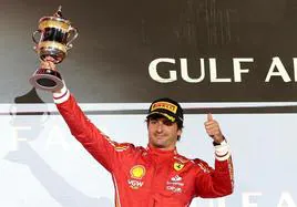 Carlos Sainz, con el trofeo al tercer clasificado en el GP de Baréin.
