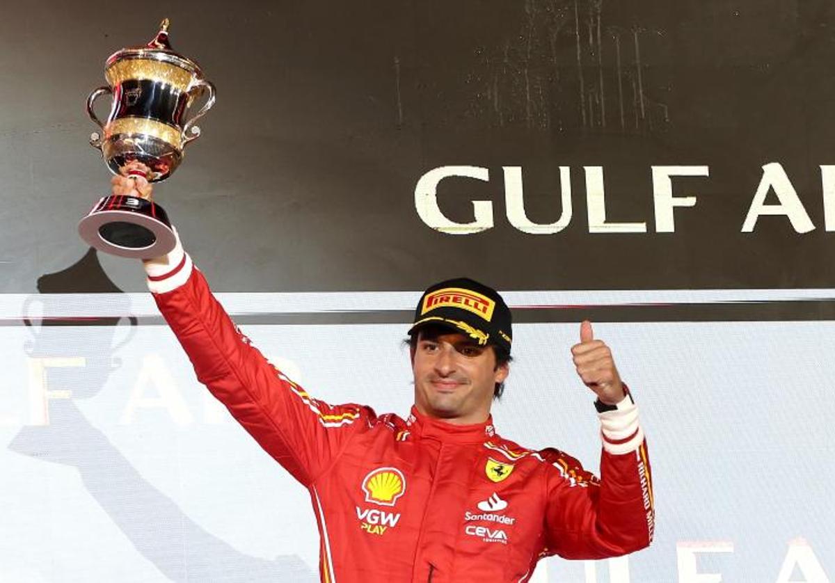 Carlos Sainz, con el trofeo al tercer clasificado en el GP de Baréin.