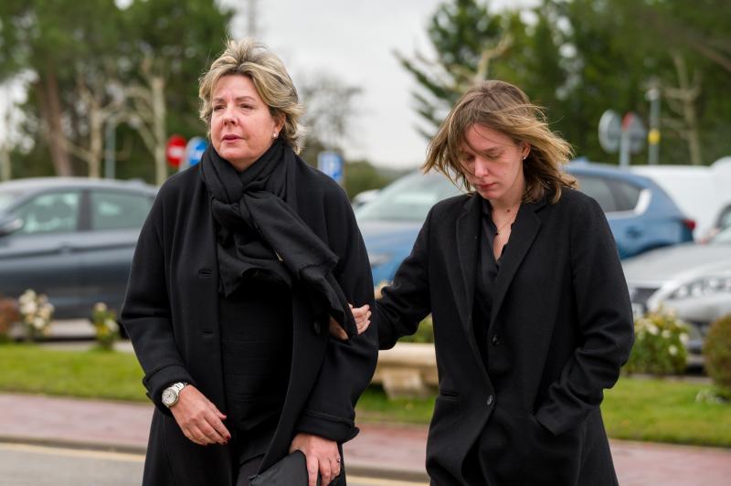 Simoneta Gómez-Acebo y su hija, María, a su llegada al tanatorio La Paz