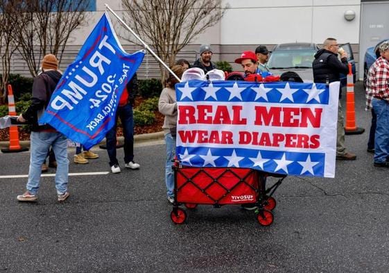 Una vendedora ofrece productos relacionados con la campaña de Trump en un acto electoral del expresidente este sábado en Greensboro, Carolina del Sur.