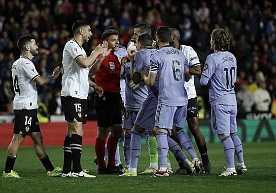 Gil Manzano le roba el foco a Vinicius y provoca otro escándalo