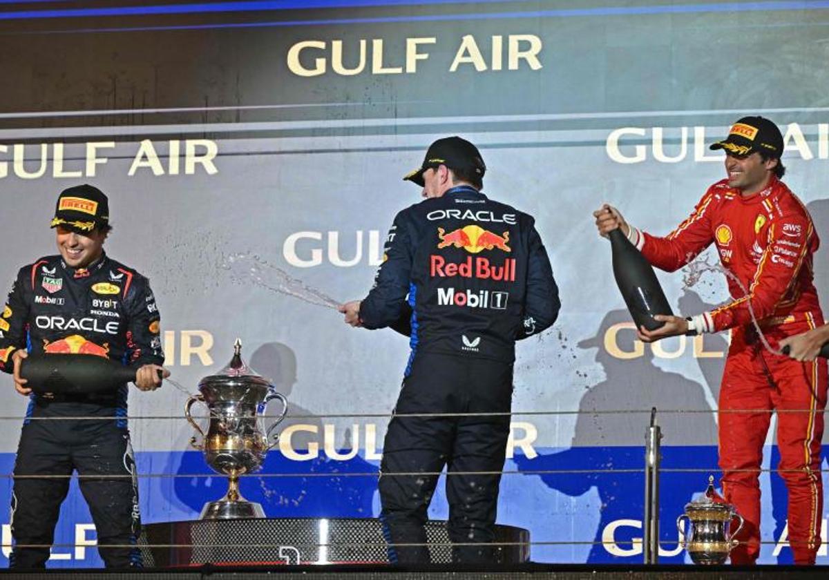 Sergio Pérez, Max Verstappen y Carlos Sainz, en el podio del GP de Baréin.