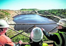 Los mineros de Los Frailes en la corta de Aznalcóllar, que esconde 110 metros de altura de lodos tóxicos que tiñen sus aguas de rojo, esta semana.