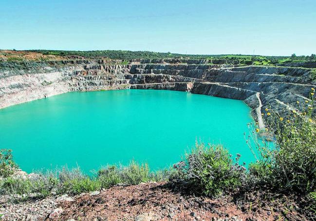 Debajo de la vieja excavación, ahora inundada, se encuentra el filón de zinc, plomo y cobre.