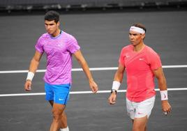 Alcaraz y Nadal, durante su partido de exhibición en Las Vegas.