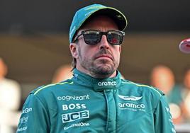 Fernando Alonso, con gesto serio tras el GP de Baréin.