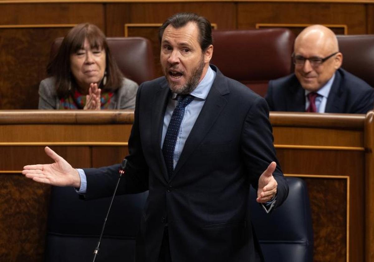 El ministro de Transportes y Movilidad, Óscar Puente, durante una intervención en el Congreso de los Diputados.