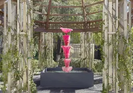 'Pink Lady (For Asah)' fuente creada por Lynda Belnglis en 2021 y que se exhibe en los jardines de la Banca March hasta el 30 de Junio.