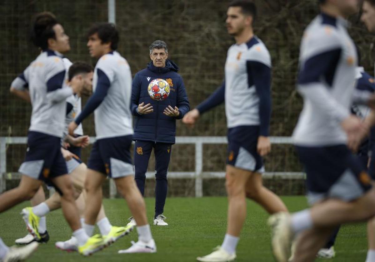 Imanol Alguacil supervisa el último entrenamiento de la Real previo al duelo ante el PSG.