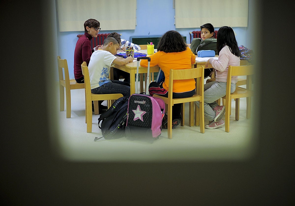 Niños sin recursos hacen los deberes en una ONG por las limitaciones de su casa.