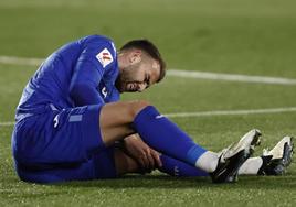 Borja Mayoral, tras caer lesionado durante el Getafe-Las Palmas.