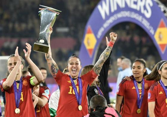 Jenni Hermoso (c), levanta el trofeo durante la celebración por el triunfo ante Francia en la final de la Liga de Naciones