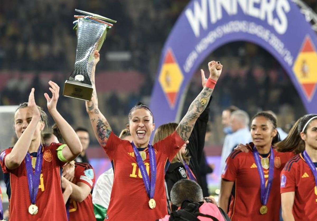 Jenni Hermoso (c), levanta el trofeo durante la celebración por el triunfo ante Francia en la final de la Liga de Naciones