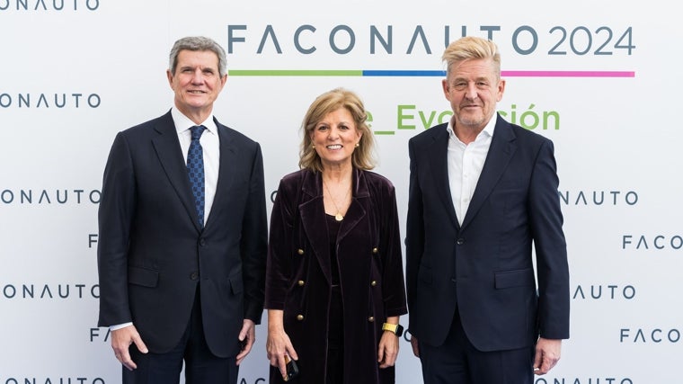 Francisco J. Riberas, presidente de SERNAUTO, Marta Blázquez, presidenta de Faconauto y Wayne Griffiths, presidente de ANFAC (de izquierda a derecha)