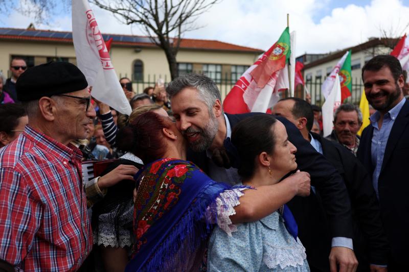 El candidato socialista, Nuno Santos, saluda a una simpatizante en un acto de campaña en Vila Nova de Gaia.