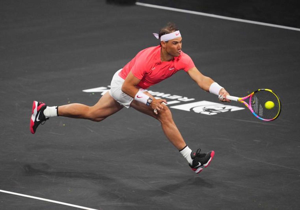 Rafa Nadal golpea la bola durante la exhibición que disputó frente a Carlos Alcaraz en Las Vegas.