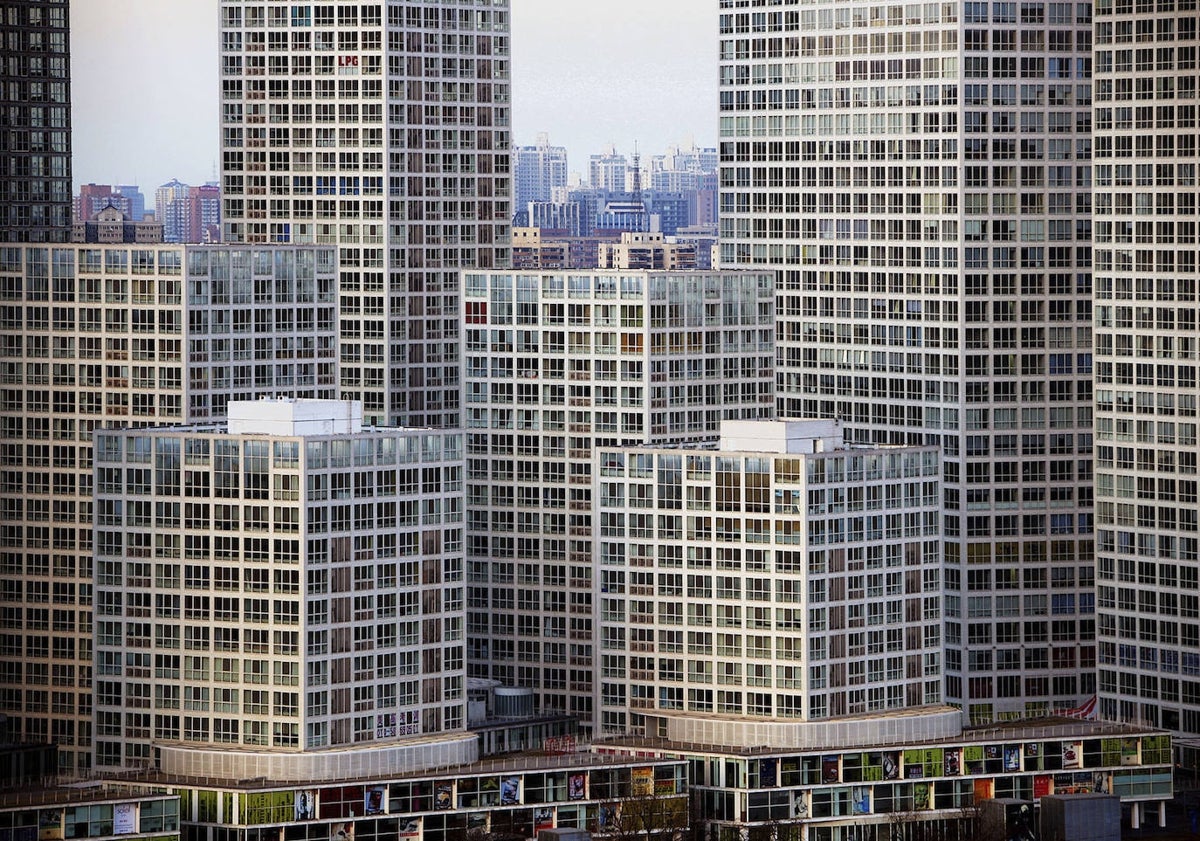 Imagen principal - Algunas de las obras de Riken Yamamoto: Torres de Jian Wai Soho (arriba), Museo Yokosuka de Arte y el terminal The Circle en Suiza (abajo). 