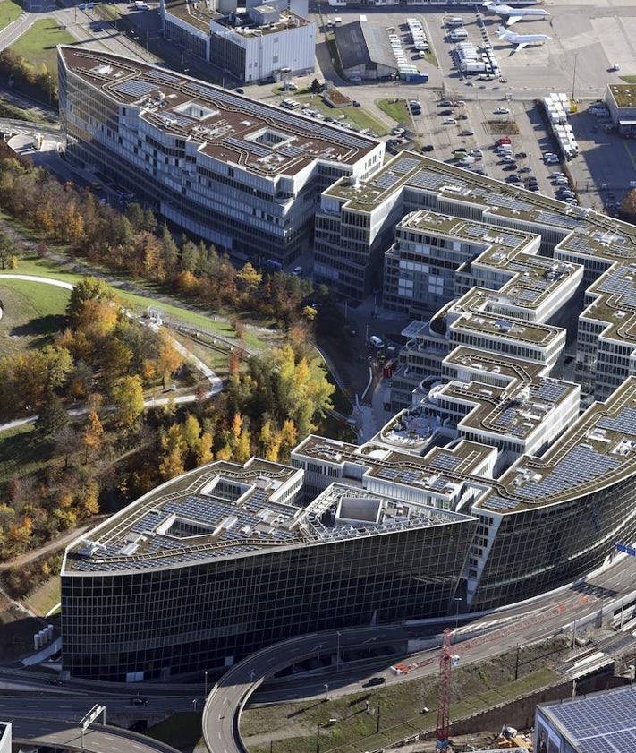 Imagen secundaria 2 - Algunas de las obras de Riken Yamamoto: Torres de Jian Wai Soho (arriba), Museo Yokosuka de Arte y el terminal The Circle en Suiza (abajo). 