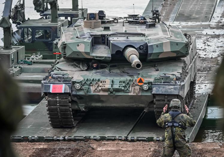 Bir Leopar tankı Ukrayna'ya doğru yola çıktı.