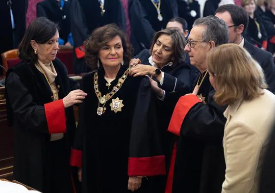 La consejera electiva y ex presidenta del Tribunal Constitucional, María Emilia Casas Baamonde, y la nueva presidenta del Consejo de Estado, Carmen Calvo