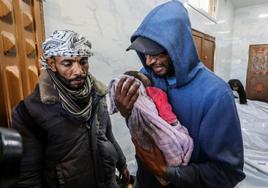Un palestino sostiene el cadáver de su bebé tras un bombardeo israelí, este miércoles, en la ciudad de Khan Younis.