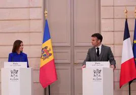 La Presidenta de Moldavia, Maia Sandu, y el Presidente de Francia, Emmanuel Macron, asisten a una conferencia de prensa antes de un almuerzo de trabajo en el Palacio del Elíseo en París.