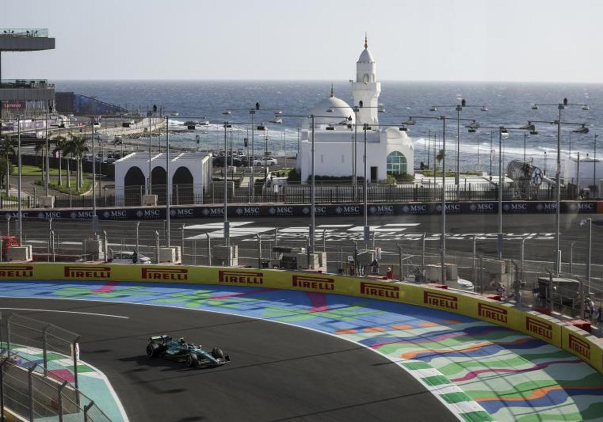 Fernando Alonso, con su Aston Martin, en el circuito de Yeda.