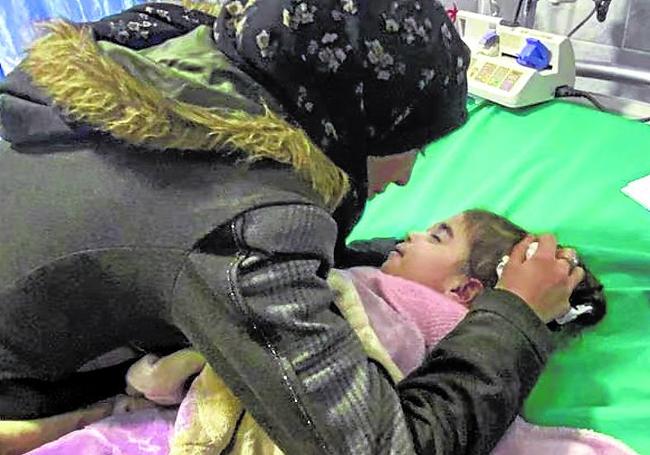 «Mi hija, mi hermosa hija, mi dulce hija, ha fallecido». La madre palestina Anwar Abdulnabi se lamenta sobre el cuerpo de su hija, que acaba de morir instantes antes en un hospital del norte de Gaza por la falta de nutrientes básicos en su cuerpo.