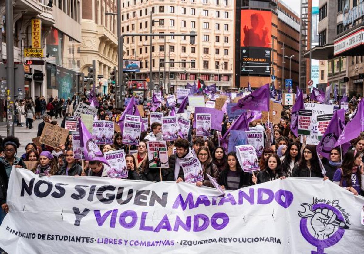 Decenas de estudiantes durante una manifestación en la Gran Vía en Madrid.