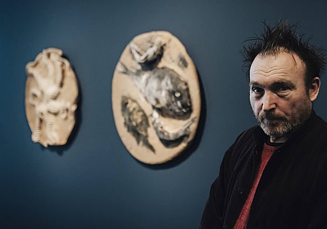 Barceló ante de dos medallones con animales marinos