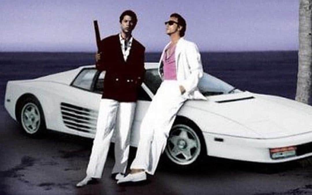 80'lerde Testarrosa'yı popülerleştiren 'Miami Vice' serisinden ikonik görsel.